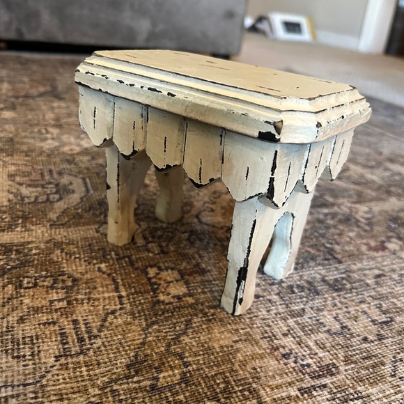 Small decor table - Picture 2 of 5